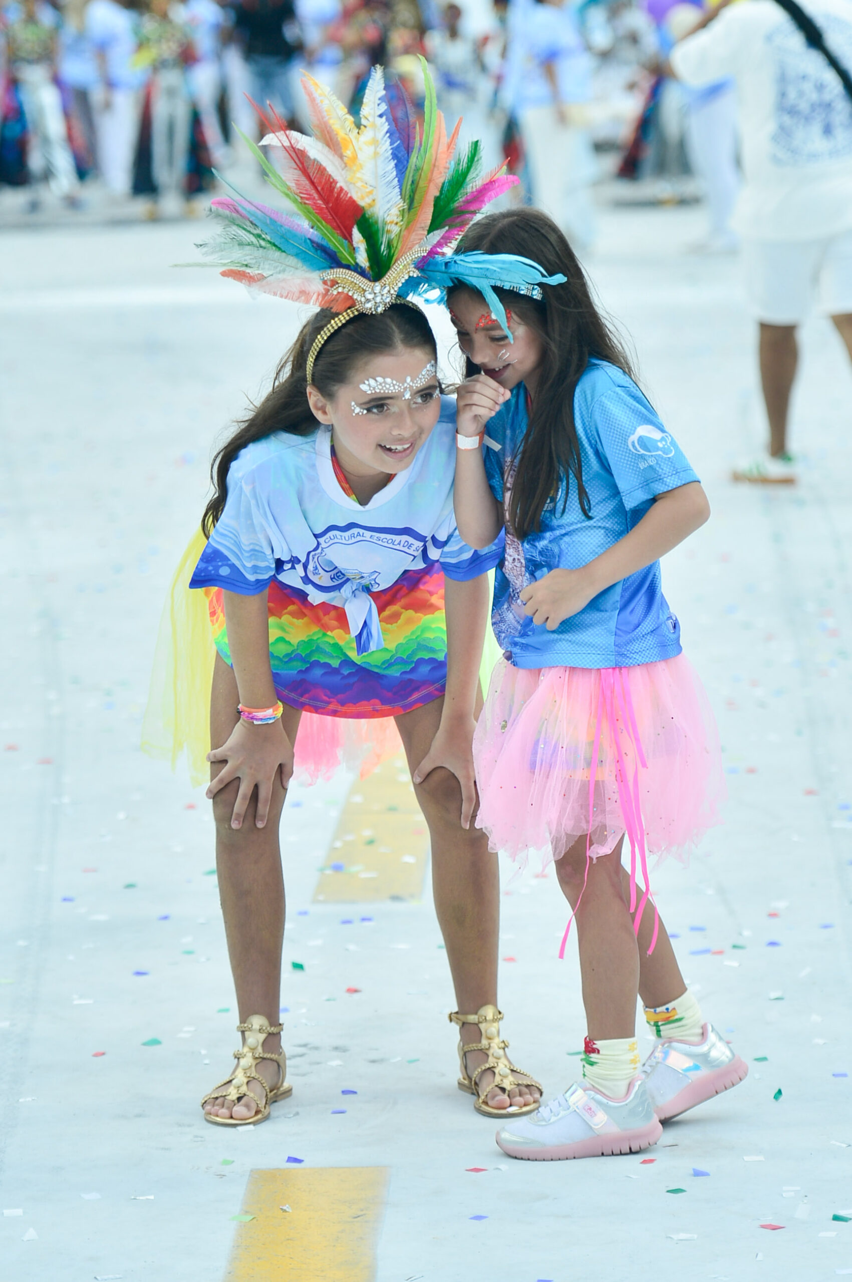 Zoe, filha de Sabrina Sato e Duda Nagle, desfila em escola de samba mirim sob o olhar da família - Foto: Eduardo Martins / Brazil News