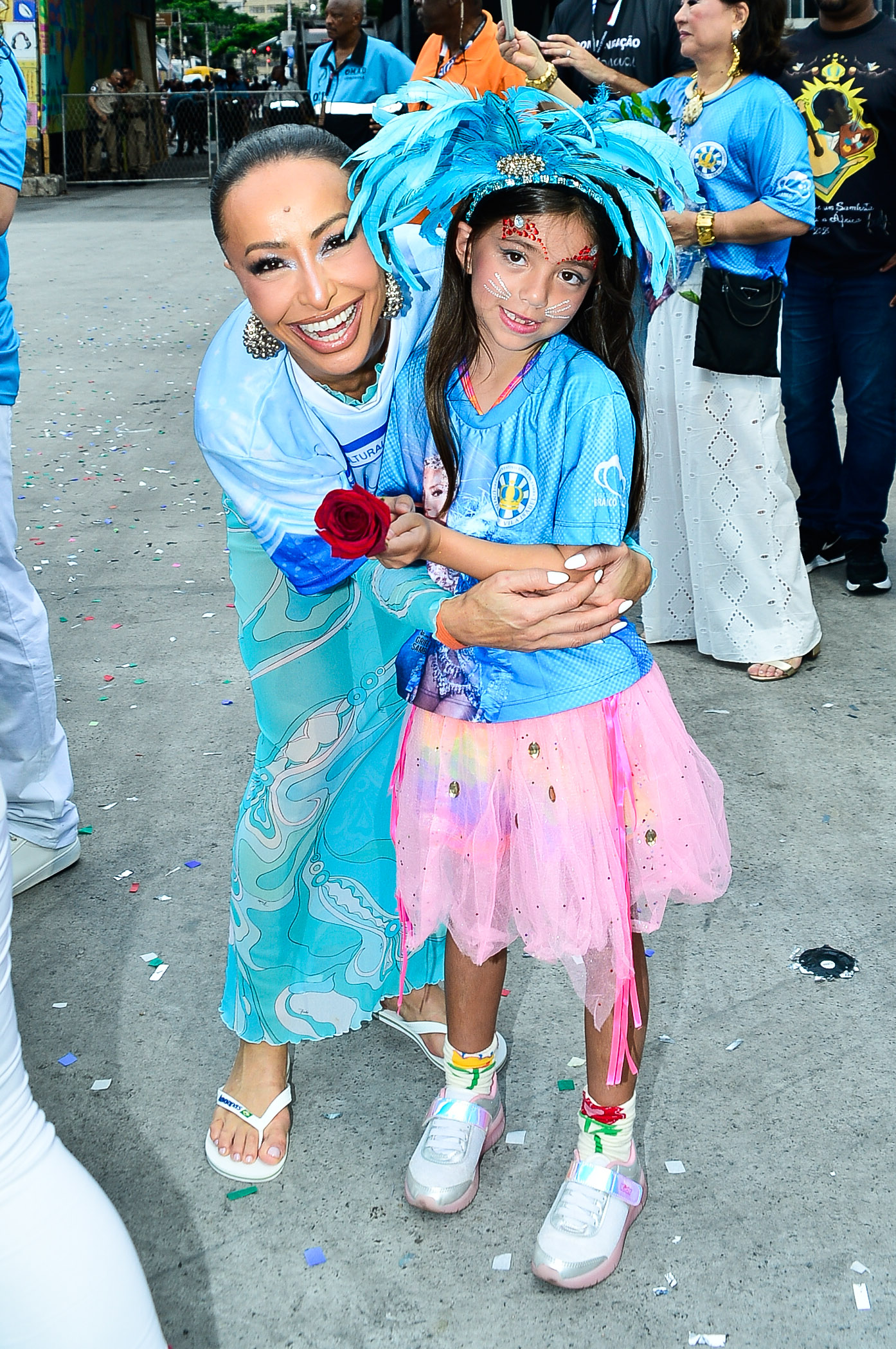 Zoe, filha de Sabrina Sato e Duda Nagle, desfila em escola de samba mirim sob o olhar da família - Foto: Eduardo Martins / Brazil News
