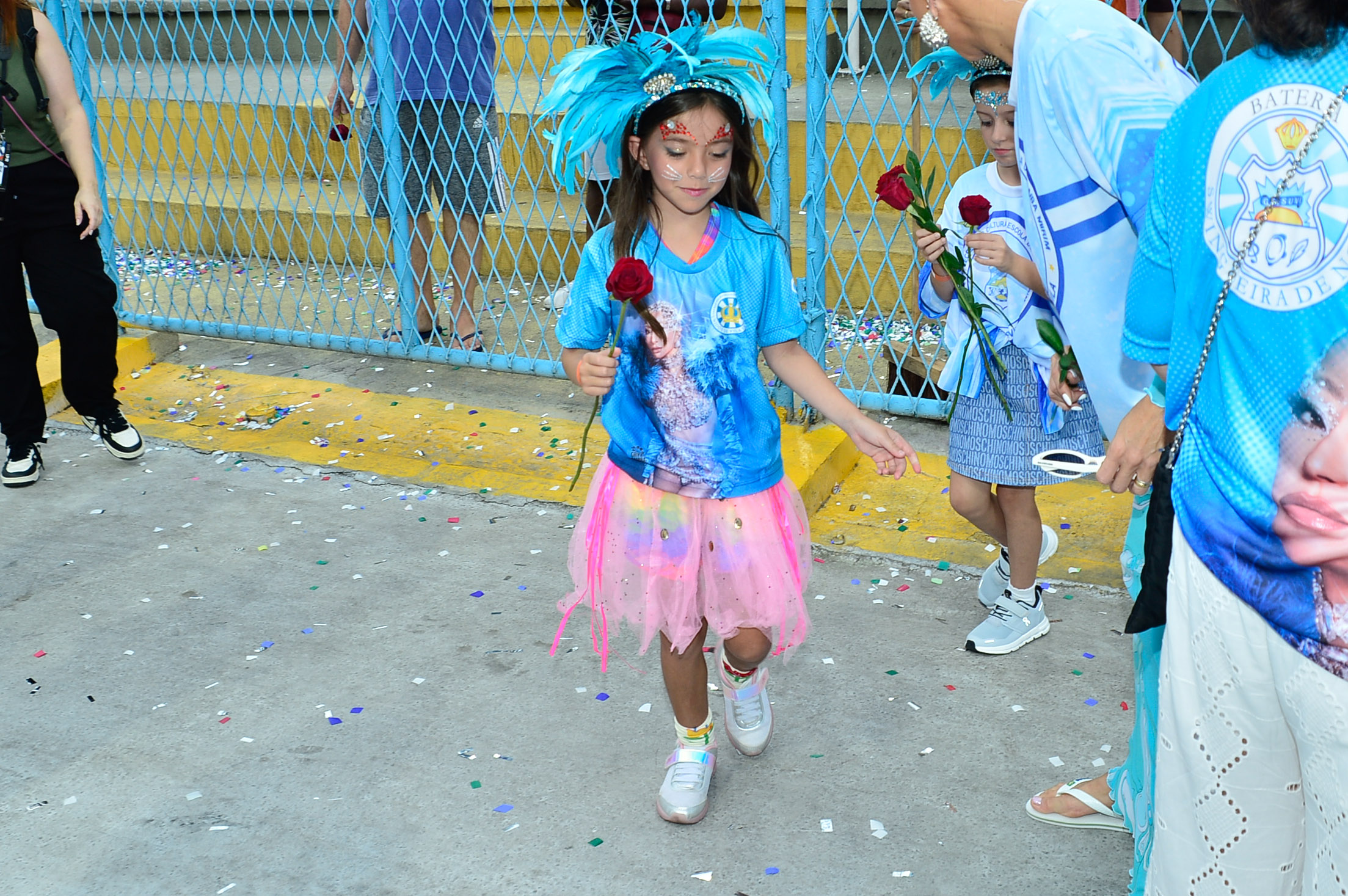 Zoe, filha de Sabrina Sato e Duda Nagle, desfila em escola de samba mirim sob o olhar da família - Foto: Eduardo Martins / Brazil News