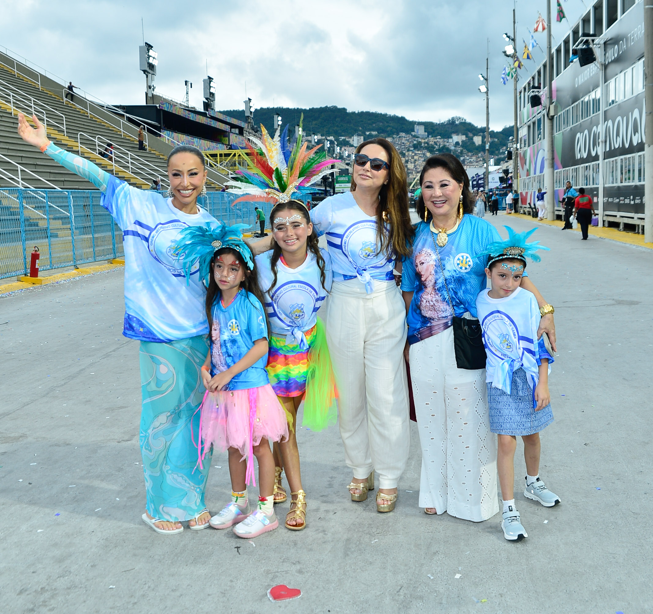 Zoe, filha de Sabrina Sato e Duda Nagle, desfila em escola de samba mirim sob o olhar da família - Foto: Eduardo Martins / Brazil News