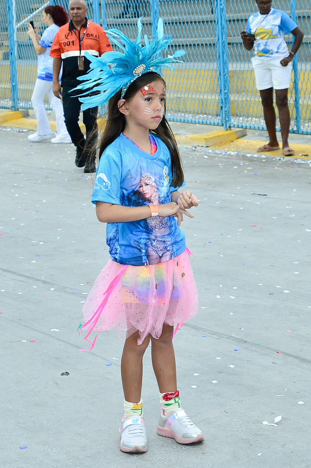 Zoe, filha de Sabrina Sato e Duda Nagle, desfila em escola de samba mirim sob o olhar da família - Foto: Eduardo Martins / Brazil News