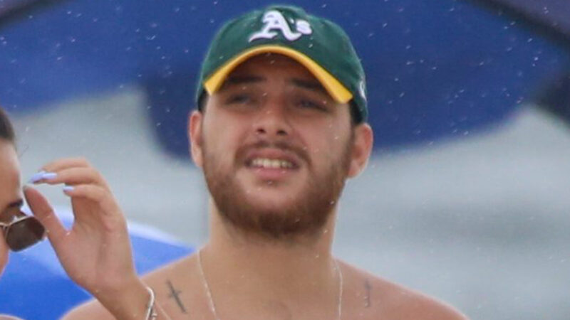Felipe Poeta curte dia na praia com amigas - Foto: JC Pereira / AgNews