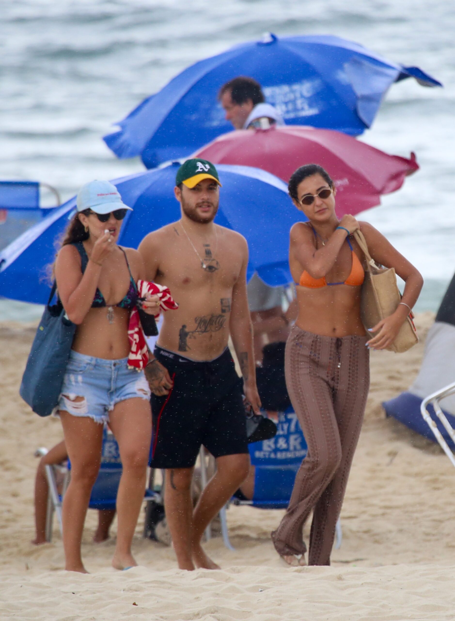 Felipe Poeta curte dia na praia com amigas - Foto: JC Pereira / AgNews