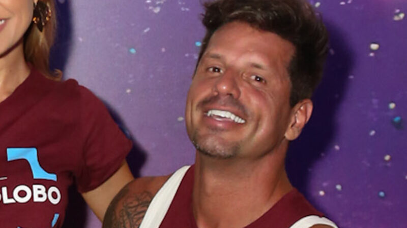 Aos 44 anos, Fernando Fernandes apresenta sua nova namorada de 34 anos