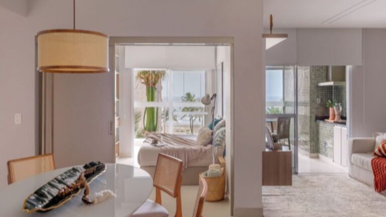 Aos 51 anos, atriz afastada das novelas tem refúgio na praia de 110 m² com vista para o mar