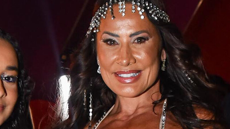 Aos 15 anos, filha de Scheila Carvalho surge enorme ao curtir o Carnaval com a mãe