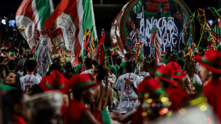 Vilão de Hollywood guarda passado carnavalesco com atriz brasileira que acumula fortuna de R$ 60 milhões