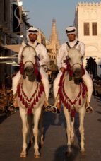 Homens andam a cavalo em Doha no Qatar - Foto: Getty Image