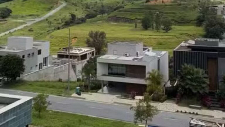 Ex de jogador abre as portas da nova mansão e é dona de refúgio à beira-mar com academia privativa