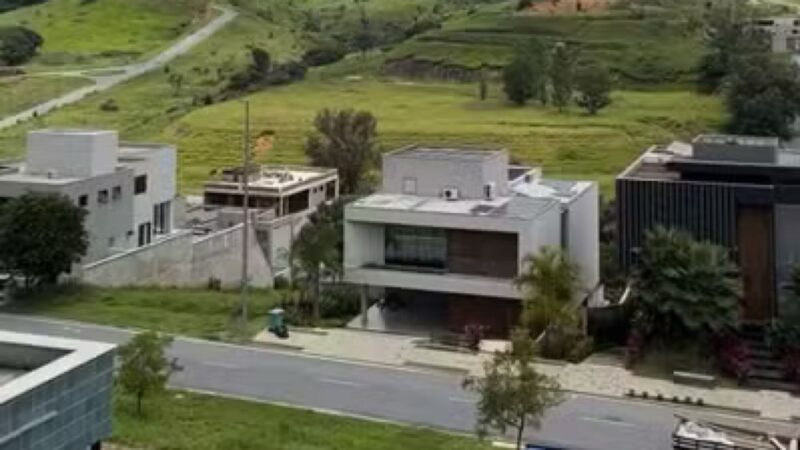 Ex de jogador abre as portas da nova mansão e é dona de refúgio à beira-mar com academia privativa