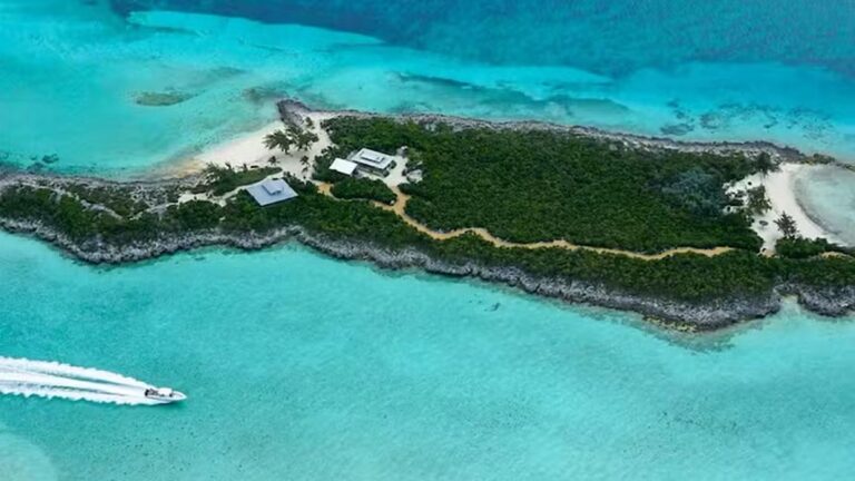 Aos 62 anos, ator é dono de ilha particular nas Bahamas e tem patrimônio de R$ 780 milhões