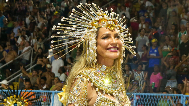 Após 20 anos fora do Carnaval, Luana Piovani chama a atenção ao desfilar na avenida