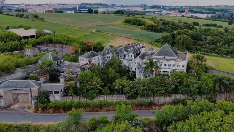 Mansão de 100 quartos abandonada no interior de SP é 9 vezes maior que a Casa Branca