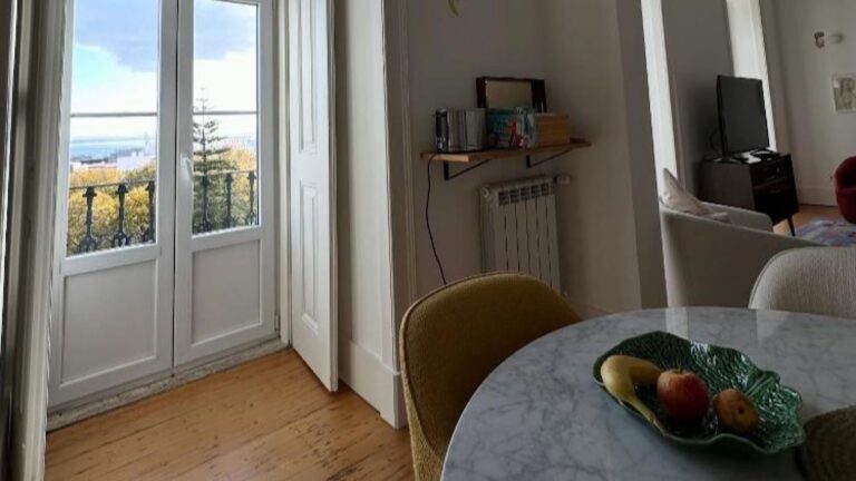 Aos 77 anos, apresentadora afastada da TV revela detalhes de apartamento em Portugal