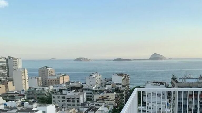 Aos 84 anos, cantor vive em cobertura duplex com vista para o mar no Leblon