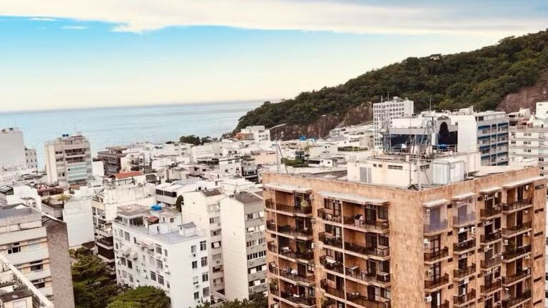 Aos 84 anos, ícone da música é dono de cobertura com vista para o mar em bairro nobre do Rio de Janeiro