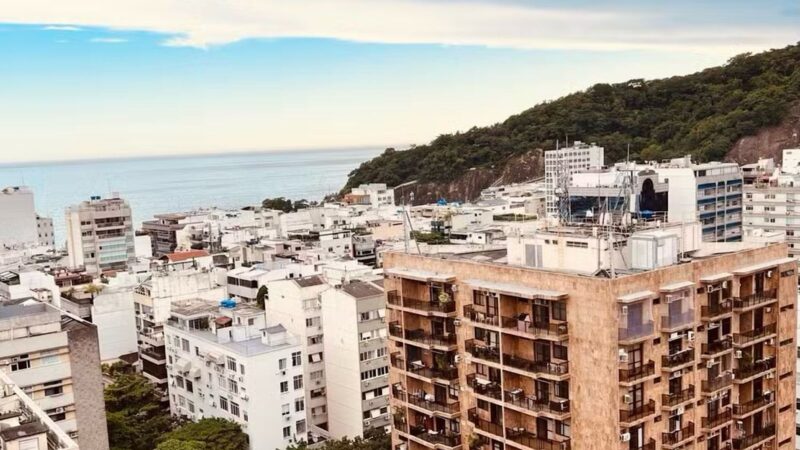 Aos 84 anos, ícone da música é dono de cobertura com vista para o mar em bairro nobre do Rio de Janeiro