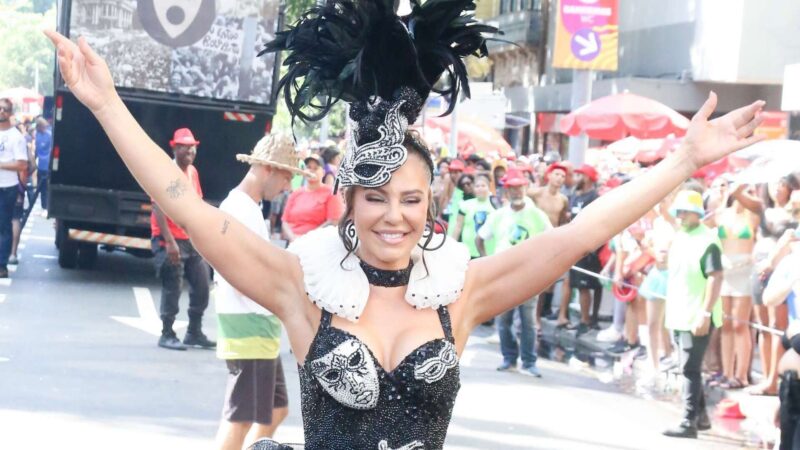 Fora da Grande Rio, Paolla Oliveira chama a atenção ao surgir em bloco de Carnaval