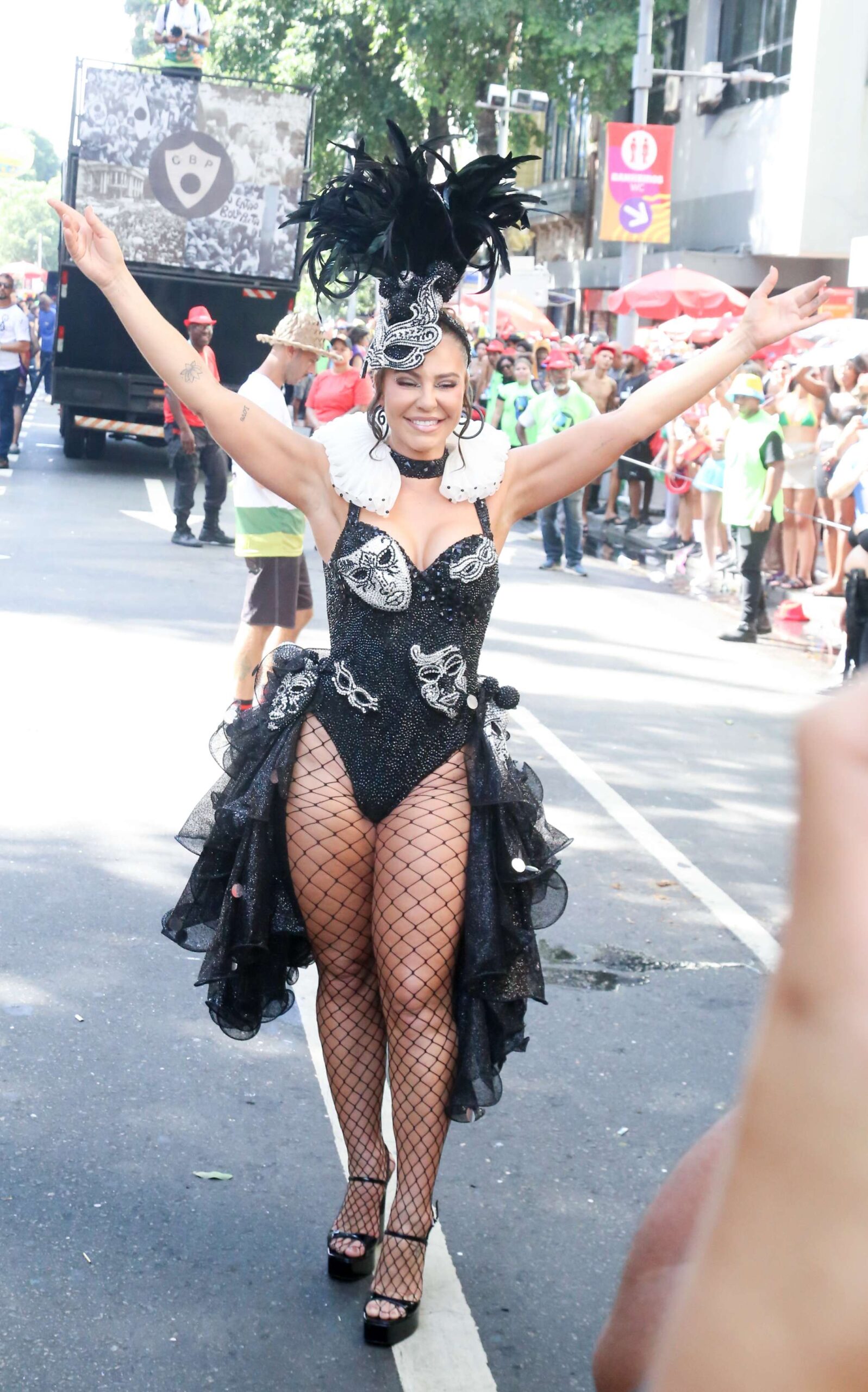 Paolla Oliveira curtindo bloco no Rio de Janeiro - Foto: Fabrício Pioyani e Jc Agnews