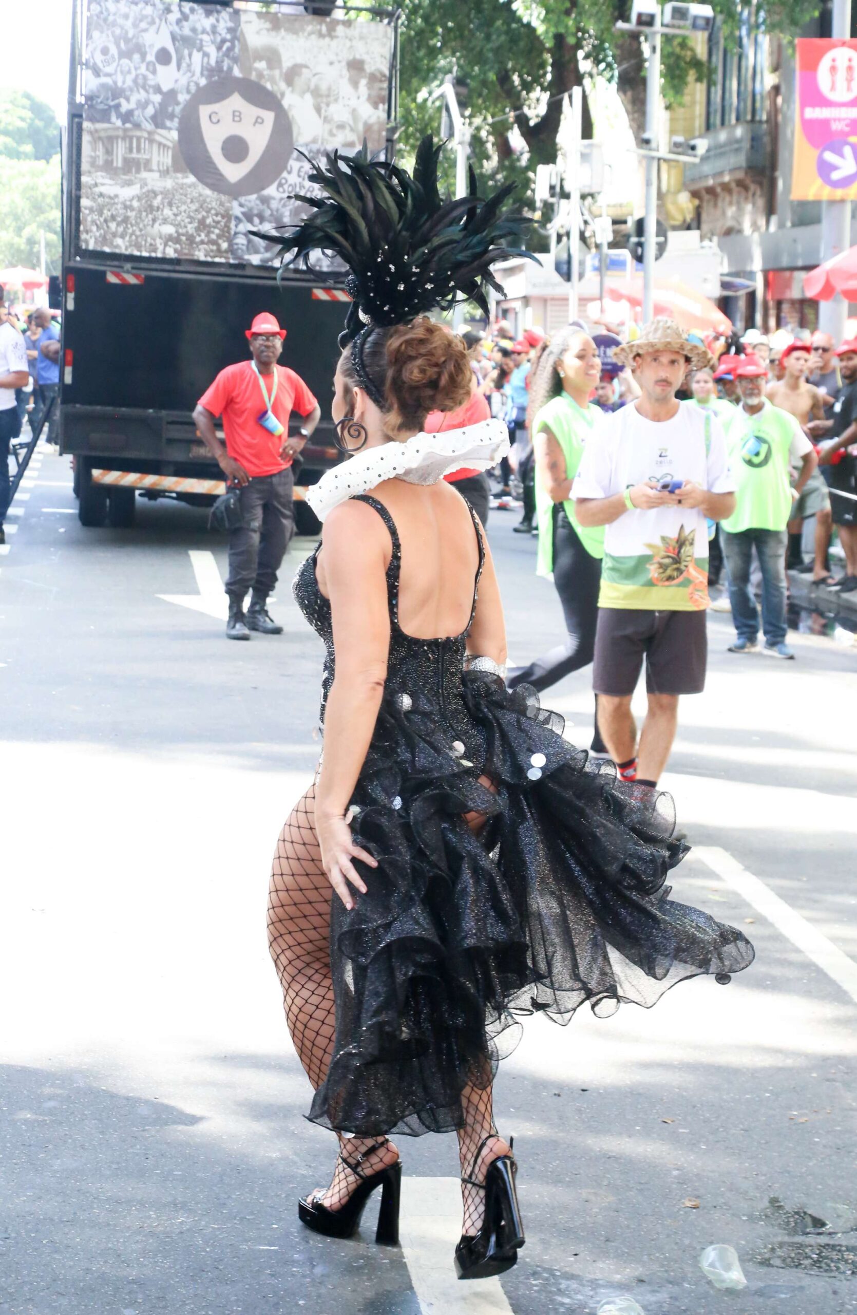 Paolla Oliveira curtindo bloco no Rio de Janeiro - Foto: Fabrício Pioyani e Jc Agnews