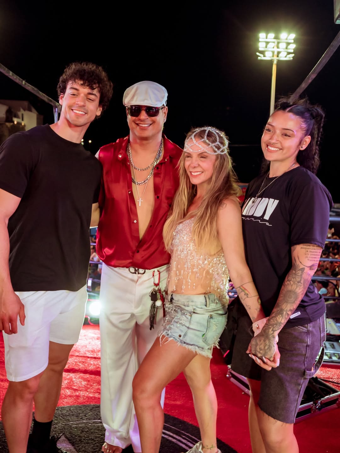 Carla Perez ao lado dos filhos e do marido, Xanddy Harmonia — Foto: Instagram/Reprodução