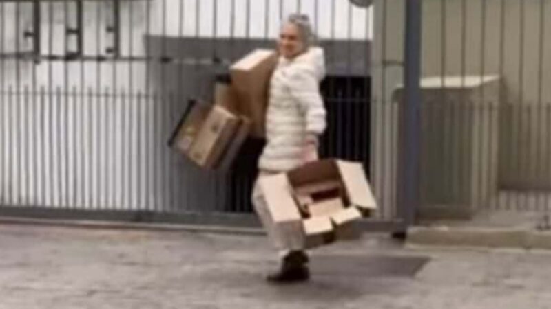 Aos 79 anos, atriz afastada das novelas é vista catando papelão nas ruas de São Paulo