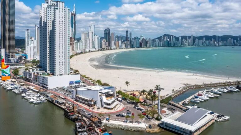 A única mansão à beira-mar da cidade mais valorizada do país é vendida por R$ 140 milhões