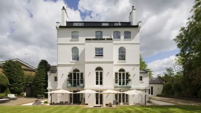 Rihanna morou na mansão luxuosa por dois anos - Foto: Reprodução/Beauchamp Estates/Aston Chase