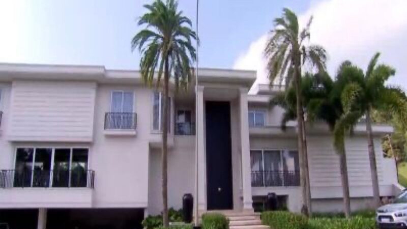 Aos 52 anos, apresentador tem mansão com praia artificial em Alphaville e acerta retorno à Globo