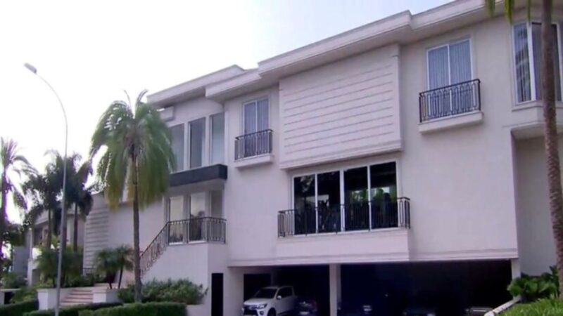 Aos 50 anos, esposa de apresentador vive em mansão luxuosa e supera tumor raro: ‘Do nada eu descobri’
