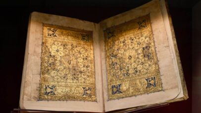 Um manuscrito do Alcorão escrito em escrita 'Muhaqqaq' no Cairo, por volta de 751 AH _ 1350 d.C em exposição na Qatar National Library - Foto: Getty Images