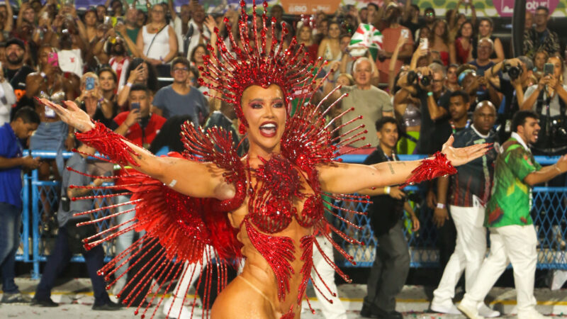 Virginia não aguenta costeiro e tem problema com tapa-sexo durante desfile com a Grande Rio
