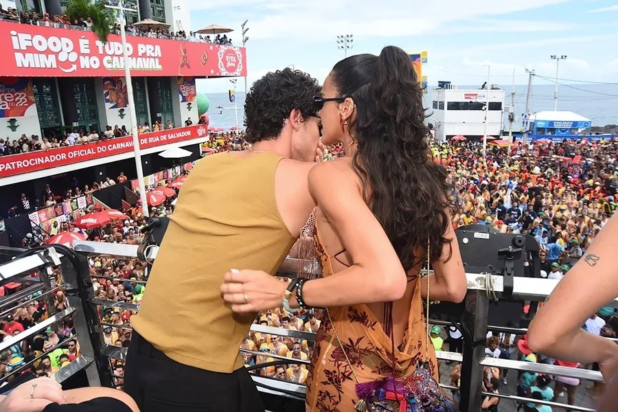 Shawn Mendes e Bruna Marquezine no Carnaval - Foto: Webert Belicio / Agnews