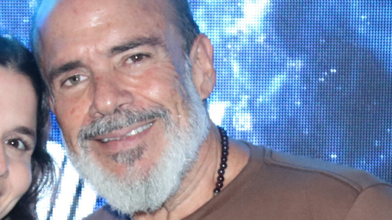 Aos 64 anos, ator de Três Graças faz rara aparição com a filha que é atriz e cantora