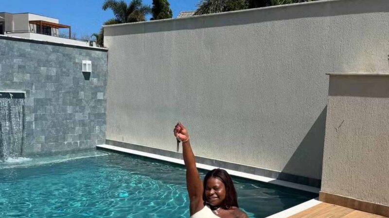 Cantora brasileira chega aos 29 anos com patrimônio milionário e mansão de R$ 4 milhões