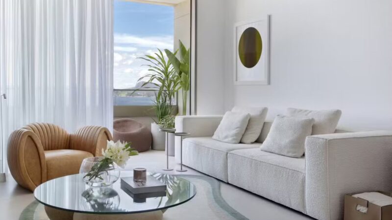 Atriz da Globo mora em apartamento milionário com vista aberta para o mar