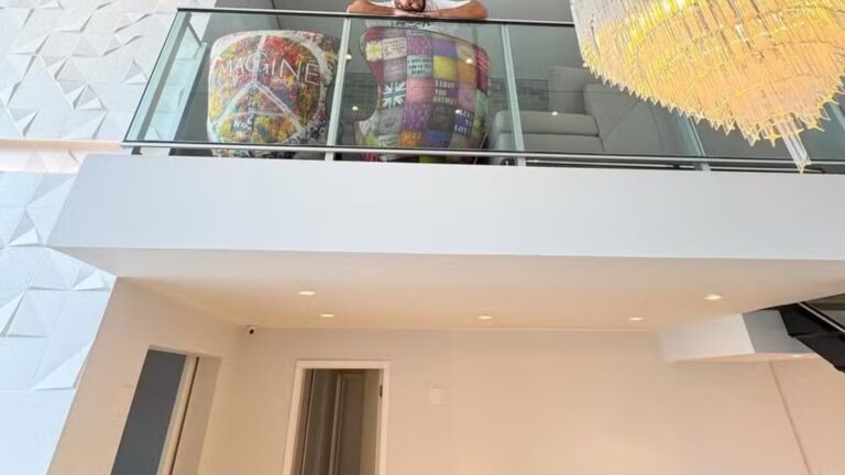 Influenciador tem apartamento luxuoso com vista para São Paulo e cômodos iluminados