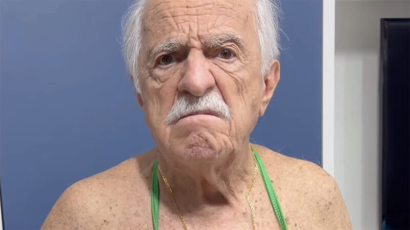 Aos 93 anos, Ary Fontoura leva os fãs à loucura ao surgir de biquíni