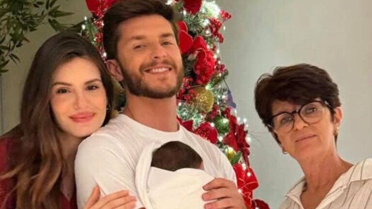 Mãe de Camila Queiroz faz rara aparição em vídeo fofo com a neta: ‘Vovó chegou’