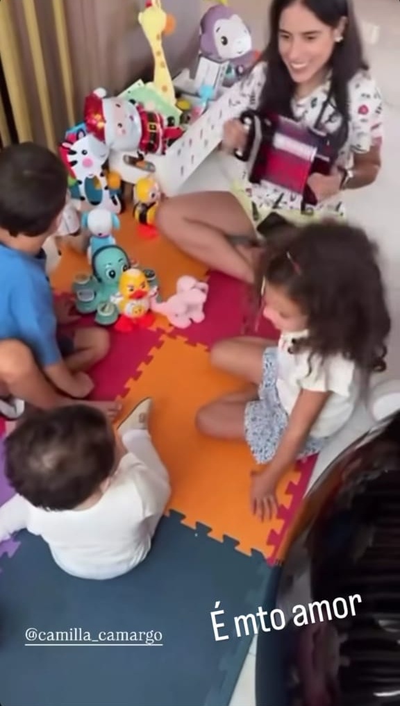Camilla Camargo com os filhos e a irmã caçula