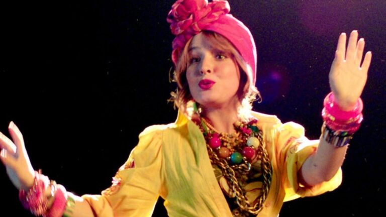 Larissa Manoela homenageia Carmen Miranda e celebra papel na cinebiografia da artista