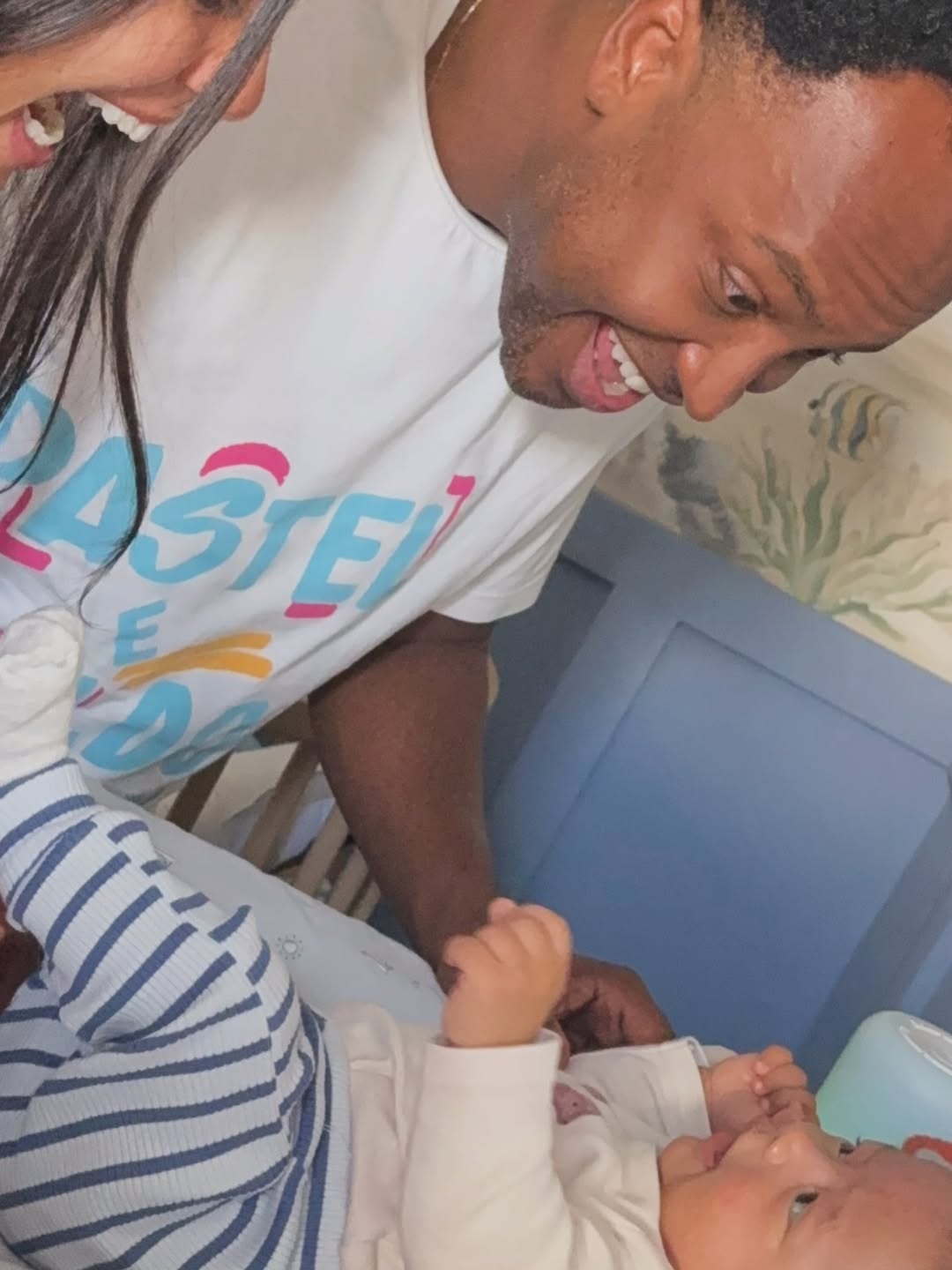 Carol Peixinho e Thiaguinho com o filho, Bento - Foto: Reprodução / Instagram @carolpeixinho