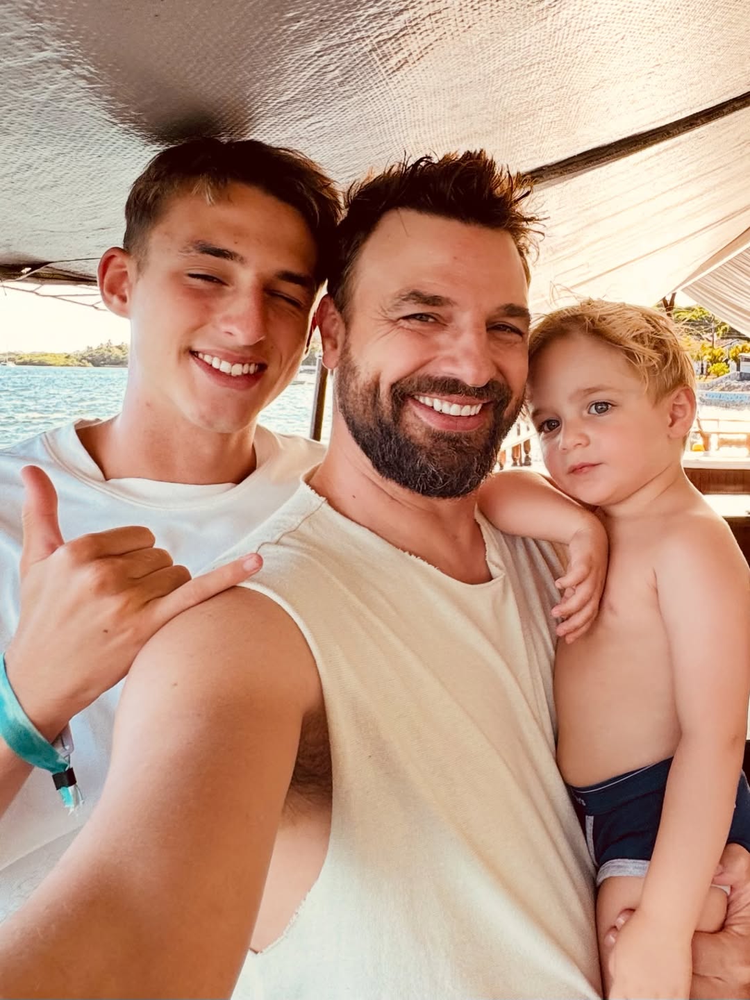 Cássio Reis com os filhos, Noah e Romeo - Foto: Reprodução / Instagram @cassioreis 