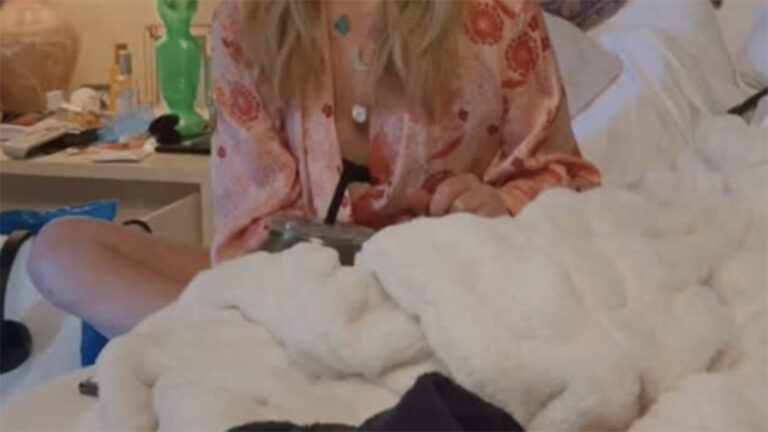 Aos 54 anos, atriz vive com condição sem cura e passa boa parte do dia em uma cama