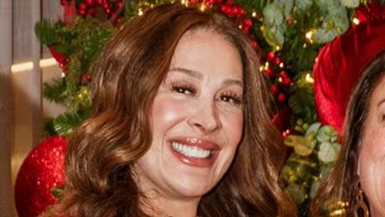 Parecidas? Claudia Raia celebra aniversário de 65 anos da irmã com fotos raras