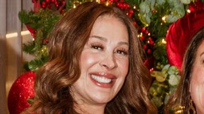 Parecidas? Claudia Raia celebra aniversário de 65 anos da irmã com fotos raras