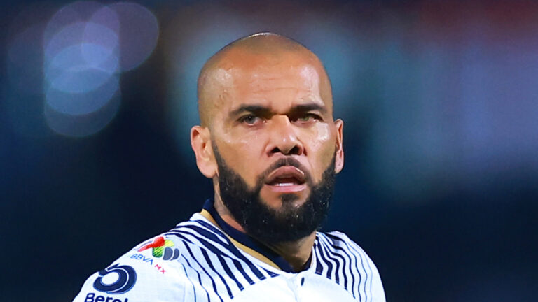 Daniel Alves surge em foto raríssima com a filha de 4 meses: ‘Melhor companhia’