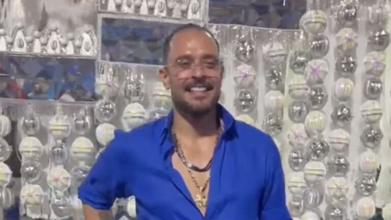 Diogo Nogueira celebra o Carnaval no Camarote Portela