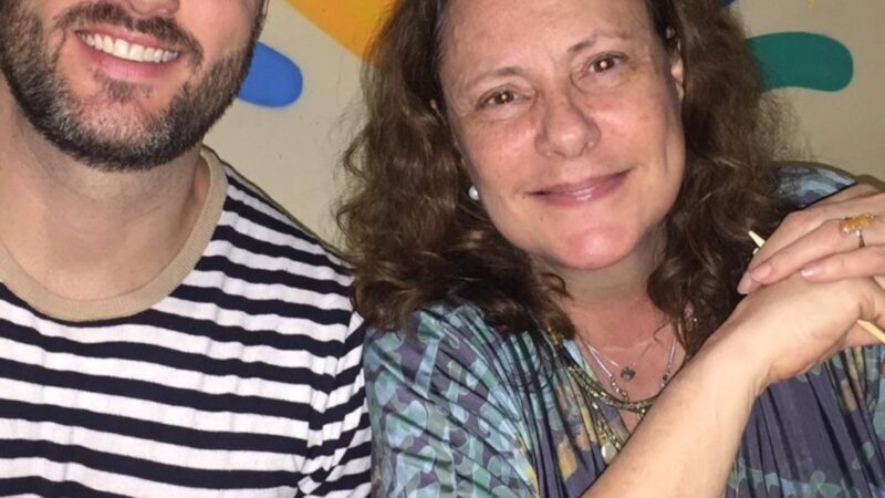 Filho de Elizabeth Savala rouba a cena em foto com a atriz: ‘Lindo como a mãe’