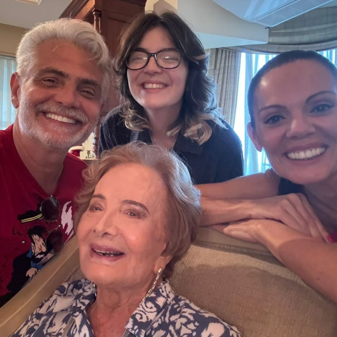Mocita Fagundes com o marido Tarcísio Filho, a sogra Gloria Menezes e o filho, Theo - Foto: Reprodução / Instagram @mocitafagundes_oficial